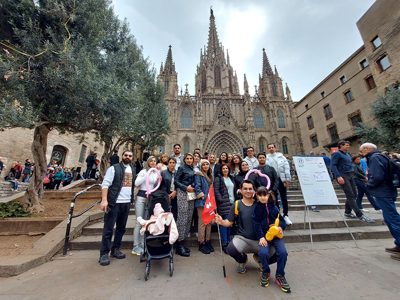Guiding in front of the Barcelona cathedral