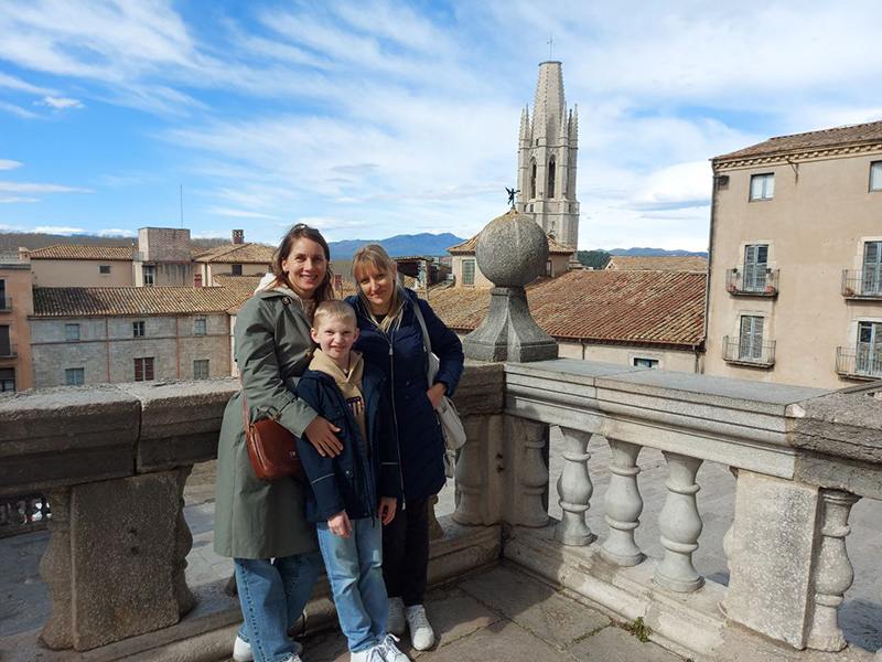 Guiding Olga in Girona in front of the cathedral