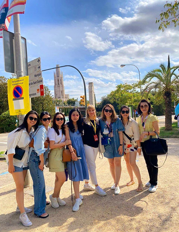Guiding in Girona with a group of beautiful girls