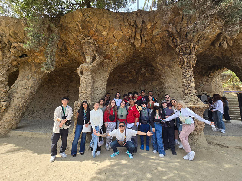 Guiding students in Park Guell