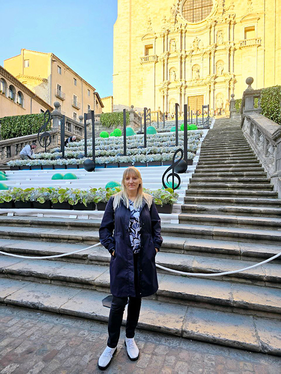 Licensed private tour guide in Girona  standing in front of the Cathedral